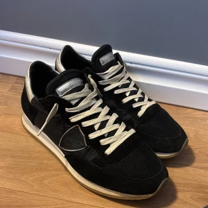 Philippe model Trainers - Säljer dessa feta Philippe model trainers! Extremt sköna till vintern🤩 Skorna är i storlek 39 men har själv 40 och de sitter även bra på mig! Skorna är i fint skick, kommer även med svarta snören om man vill😍 Priset går att diskutera vid snabb affär 