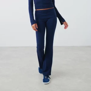 Yoga pants  - Yoga pants från Gina Tricot. Fint skick. Dem är uppsydda efter mig som är 1.63 cm. 