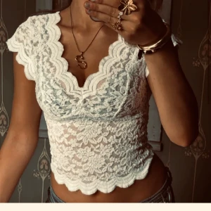 Vit/ beige spets topp  - Snygg Spetstopp från zara i strl Xs🌟 toppen är inte klarvit utan lite åt det beigea hållet🫶 skriv privat vid frågor eller intresse, kolla gärna in mina andra annonser 