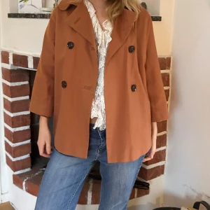 Trekvartsärm jacka   - Cool trekvartsärmad jacka/kappa i din brun färg🍒🍒🍒 Såååå najs till hösten! Storlek 36.