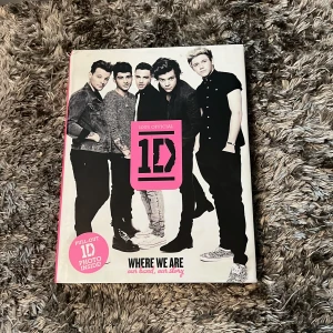 One Direction bok - One Direction bok i superbra skick! ”Where we are, our band, our story” Boken är helt orepig men plast skyddet runt om har några repor!  (Boken är på Engelska)