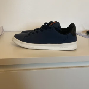 Hummel skor - Mycket bra skick Inte kommit till användning  Pris kan diskuteras