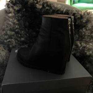 Minimarket stövletter med kilklack boots - Jättefina oanvända nyskick stövletter med kilklack i äktaläder. Original priset var ca 2000kr ☺️säljer för att de inte har kommit till användning. priset kan diskuteras💕