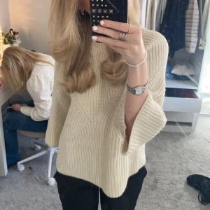 Snygg trekvarts ärmad tröja - Super snygg stickad tröja, köpt här på Plick lånade biler, inga defekter säljer så jag inte vill ha den längre💕💕💕