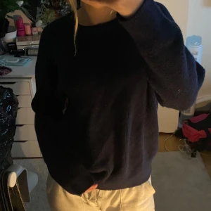 Mörkblå Stickad Tröja - Supermysig marinblå stickad i storlek S💗Den är lite statisk men det kanske går att fixa