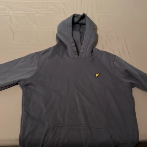 14-15 År - Använd 2 gånger, skick 9/10. Säljer pga att den inte passar längre. Skriv gärna om ni har frågor, pris kan diskuteras vid snabb affär!