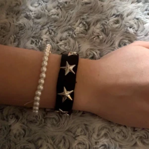 Starburst🌟 - Coolt jeansarmband med silvriga stjärnnitar. 