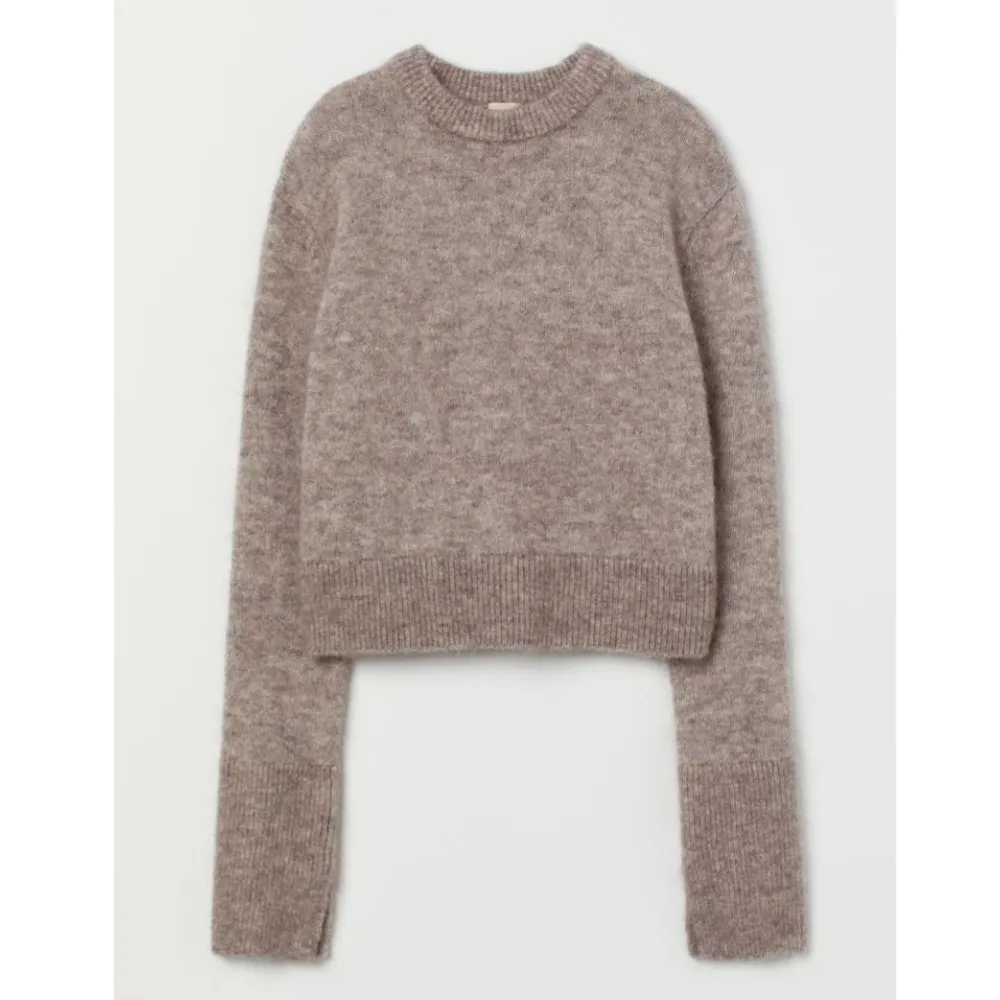 Stickad ull/mohair-tröja i mörk beige från H&M, storlek M. Använd men i jättefint skick, inga defekter. Extra lång ärmar med slits i ändarna. Så himla snygg men kommer inte till tillräcklig användning. Säljs inte längre 🤎. Stickat.