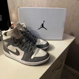 WMNS Air Jordan 1 Mid - Säljer mina Jordans då de inte kommer till användning längre. De har använts & har creasat i fram. Kan gå ned i pris 💕