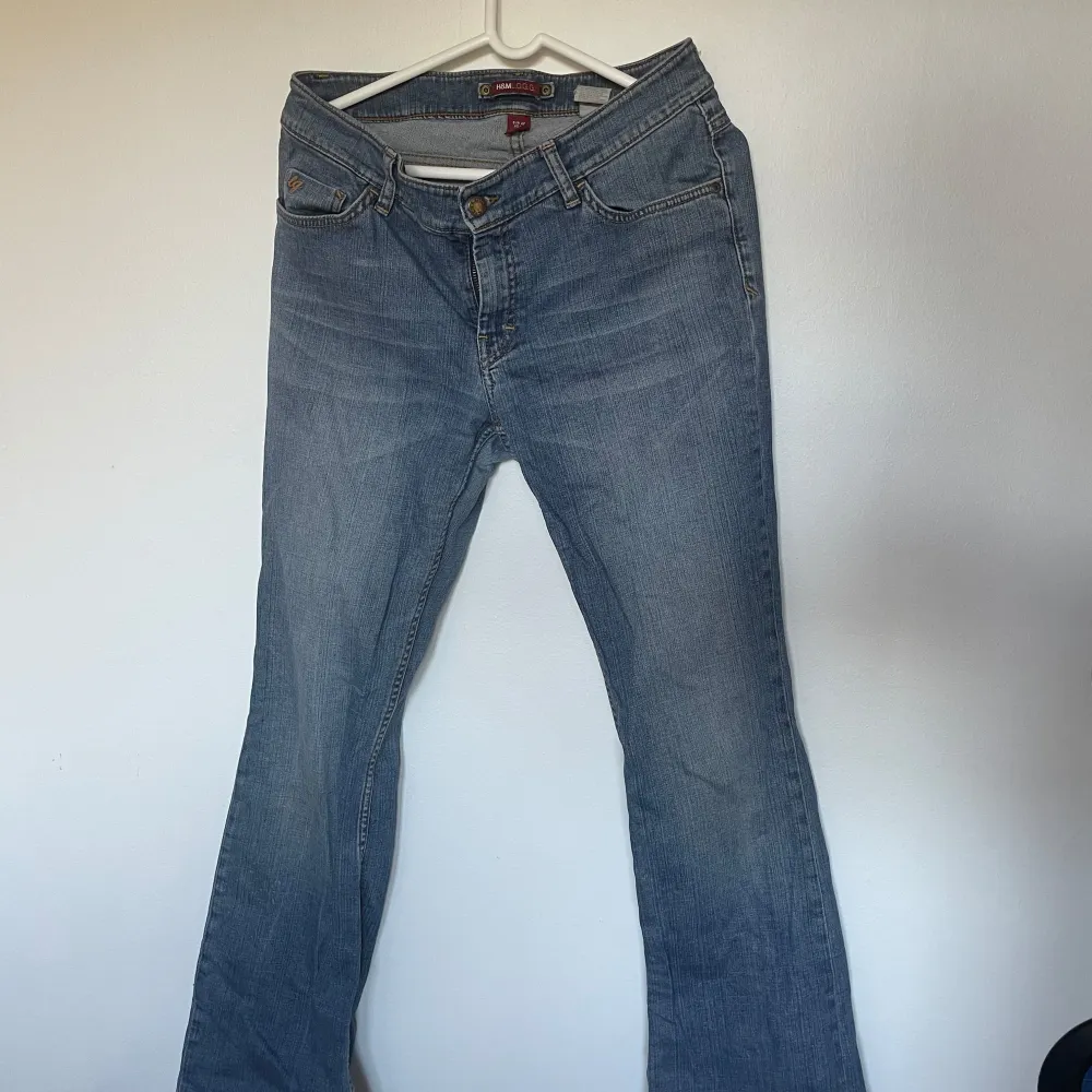 Säljer ett par klassiska blå jeans från H&M L.O.G.G. i storlek 42. De har en bekväm passform med normal midja och raka ben. Perfekta för vardagsbruk och kan enkelt matchas med olika toppar. . Jeans & Byxor.