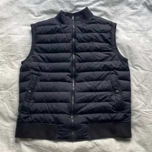 Massimo dutti väst - Skön väst från Massimo dutti med tyg på baksidan och dun framtill, passar 170-180