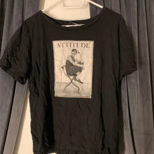 Tshirt med tryck - Tshirt med tryck i bra skick!