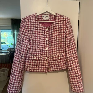Croppad kavaj - Supersnygg multifärgad croppad kavaj utan krage. Styla med ljusa, mörka eller färgglada underdelar, ett riktigt statement plagg. Toppenbra skick, kommer inte till användning mer.