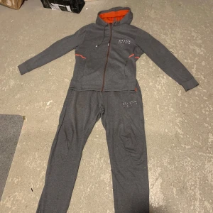 Hugo boss dress - En hugo boss dress rätt flitigt använd. Skick 7/10