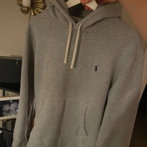 Ralph lauren hoodie  - Sjukt fet raffe hoodie i väldigt bra skick, köpt för 2000 (kvitto finns) hör av er vid frågor 