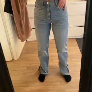 jeans med slits  - använt några gånger, men jag säljer dom eftersom dom blev för stora för mig, annars är dom jätte fina!