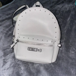 Väska - Det är en liten väska men man får plats med mycket i den. Den är väldigt fin och man kan styla outfits med den. Den är praktisk och knappt använd!