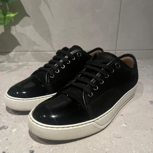 Lanvin Cap toe  - Nu säljer jag mina lanvin eftersom jag inte använder dom, dom är använda ett fåtal gånger och är nästan i nyskick. Storlek uk 6 vilket motsvarar ca 42 1/2. Öppen för pris diskussion 