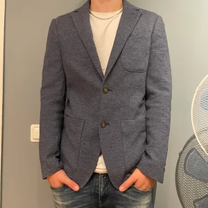 Kavaj  - Rikigt snygg kavaj som passar till allt 🤩 Sjukt skönt material och rikigt bra kvalitet! Modellen är 178 och burkar bära storlek S 