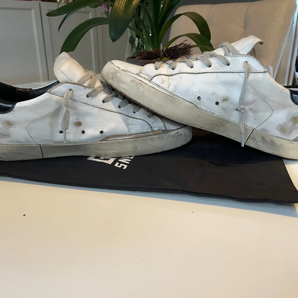 Ett par golden goose skor i storlek 40 (sitter mer som 41) i sparsamt användning. Skicka ett meddelande vid fler frågor eller funderingar🙂. Skor.