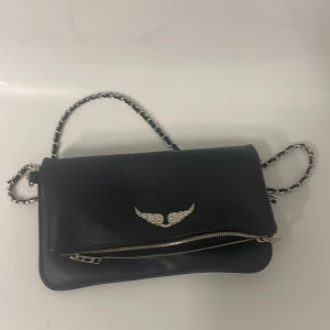 Zadig&Voltage -  Zadig Voltage Väska som jag har fått i present och därav tyvärr inte vet om den är äkta. Väskan är knappast använd och är i väldigt fint skick. Väskan är i modellen rock och kostar runt 3000 om den äkta. Hör av er vid frågor och funderingar.🩷