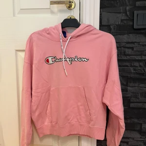 Hoddie - En rosa champion hoddie i fint skick. Storlek S. Pris kan diskuteras 💓
