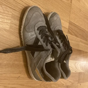 Silvriga Munich skor storlek/36 - Säljer de här skorna eftersom jag inte använder de längre.😊