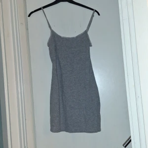 Grått längre linne  - Grått basic linne 