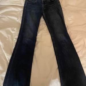 Lågmidjade jeans bootcut - Fina vintage jeans från märket MiH JEANS. Inga skador eller sånt på byxorna så de är i topp skick