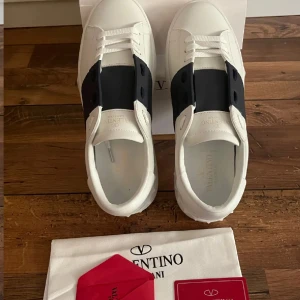 Valentino skor - Valentino skor helt nya och i bra kondition har alla storlekar och olika färger skriv för mer frågor