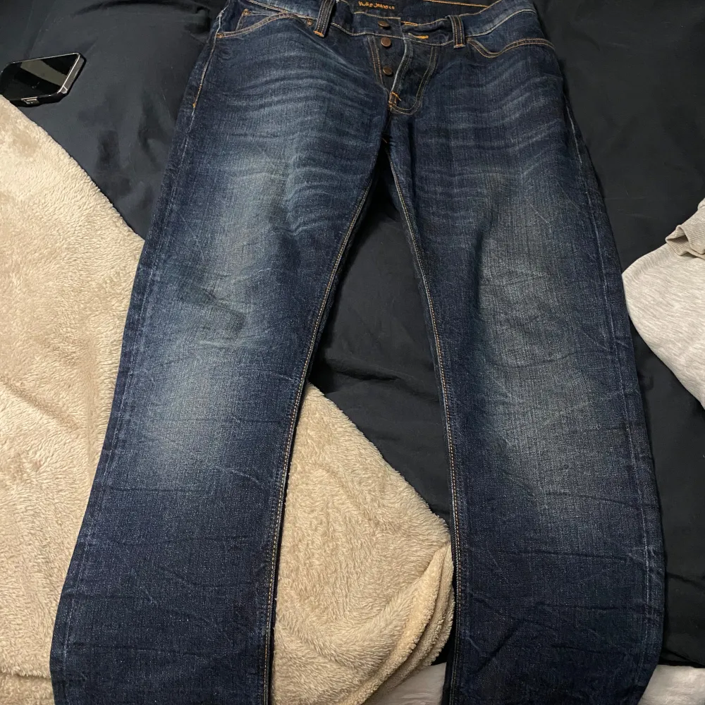 Modell: Dude dan Färg: Dark Fuzz Mycket bra skick W31 L32 Han på bilden är 178cm och 65kg. Jeans & Byxor.