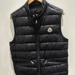 Moncler Gui väst  - Äkta svart Moncler gui väst köpt från Moncler butiken i Stockholm. (Org.pris 8985kr) Inga skador alls, mycket bra skick (10/10). Kvitto finns även. Tveka inte på att höra av er vid frågor. Vid snabb affär kan priset diskuteras.🤝🤙