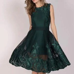 Maje grön lace klänning storlek XS - En vacker grön klänning från Maye med vackra broderier. Klänningen är figursydd och har en fin A-linje. Den är perfekt för festliga tillfällen.  Storlek US 1   Endast använd vid ett tillfälle och är i så gott som nytt skick!