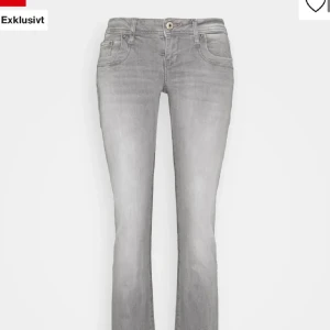 Gråa ltb jeans - Lågmidjade utsvängda jeans från LTB. Nyskick, max använda 3 ggr, säljer pga dem är för stora för mig. Strlk 28x30💕💕 pris kan diskuteras!