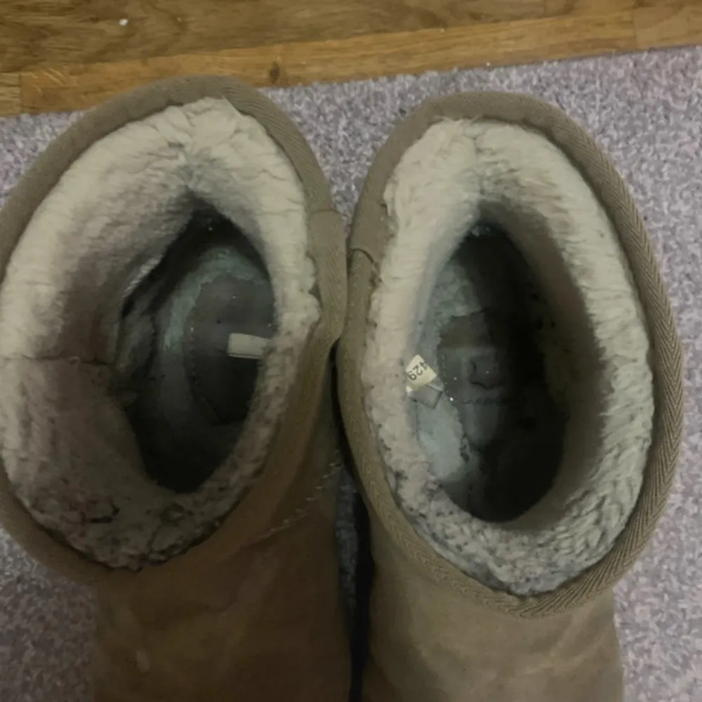 Jag säljer mina uggs som är från skopunkten. De är super bra för vinter och varma och sköna. De passar för båda storlek 39,40 och 41. Skor.