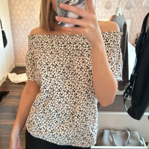 Off-shoulder topp - Svart och vit blommig. 