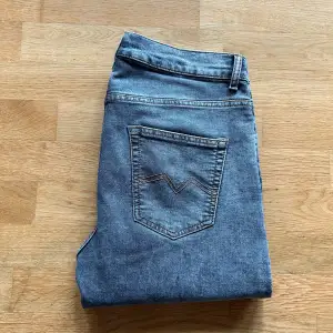 Gråa Montén jeans i mycket bra skick. Storlek: W32 L32 Benlängd: 111cm  Höftmått: 42cm Skriv vid minsta fundering!