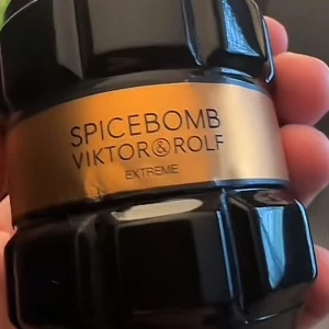 SPICEBOMB EXTREME - SPICEBOMB EXTREME. Kolla lista på de 28st mest haypade parfymer i marknaden och välj din favori. Jag köper in större mängd refiler på parfymerna från Holland därför jag får bra priser och kan sälja till grymma priser 👌🏼