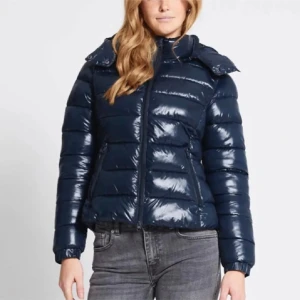 Lager 157 jacka - Säljer den populära lager 157 jackan i färgen marinblått storlek M. Jackan är helt ny med prislapp och aldrig använd!