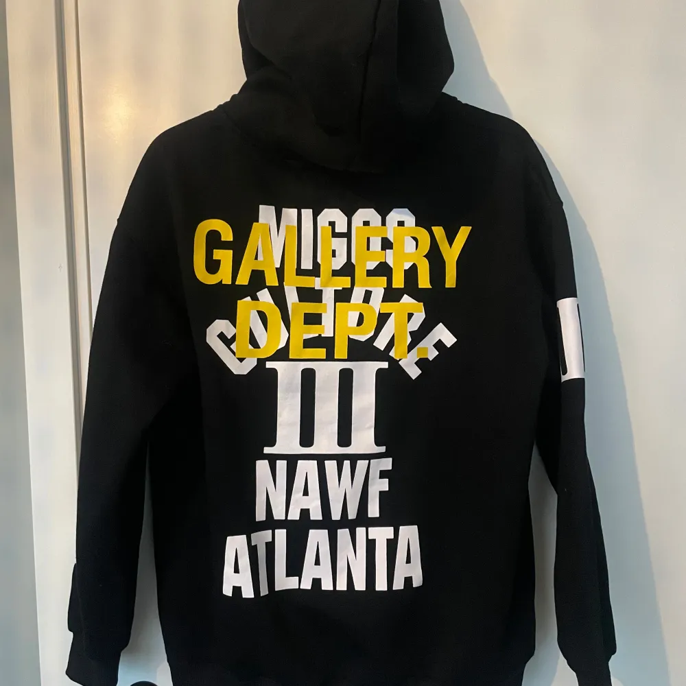 Säljer en fett Gallery Dept. hoodie. Har använt den 2 gånger men som ny. Storlek L men känns som en S/M. Inga defekter. Kan mötas i Gbg, annars står köparen för frakten. . Hoodies.