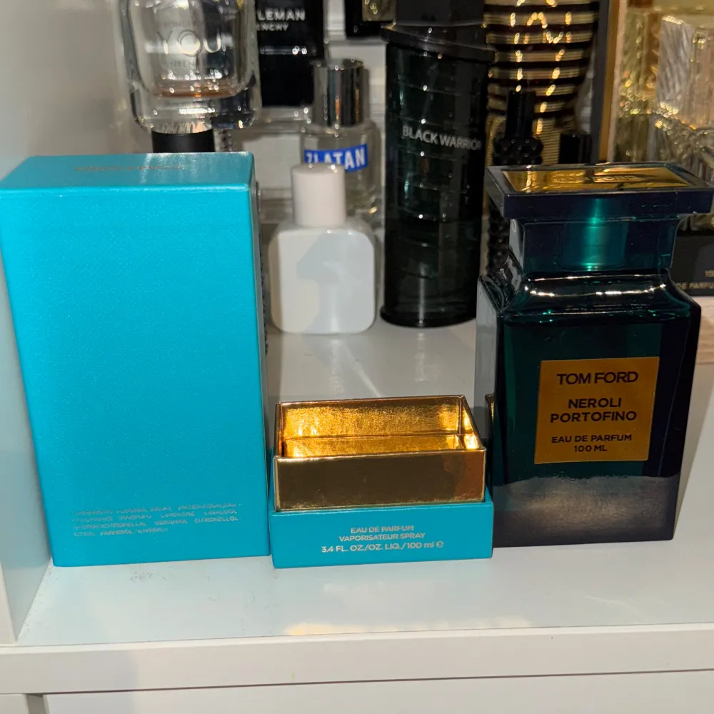 Tom ford Neroli portofino 100ml Rensar ut mina parfymer så det finns mer i min profil Låda tillkommer  Ungefär 95 ML kvar Kostar 4065kr på åhlens . Parfym.