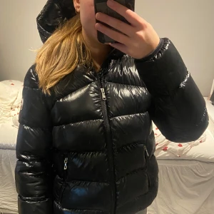 Colmar Jacka - Snygg Colmar som är andvänd men i väldigt bra skick💕 Storlek 172/16 år. Nypris 4595 kr🥰 Den är lite för liten för mig som oftast har S, därför säljer jag den