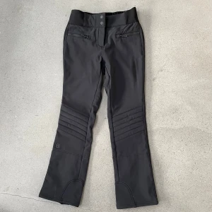 8848 skidbyxa - Mjukt softshell-material och fleece på insidan  Snölås i benslutet Elastisk midja Svetsade detaljer SUPERTIGHT, SMICKRANDE PASSFORM HÖG ANDNINGSFÖRMÅGA VADDERADE, KVILTADE KNÄN