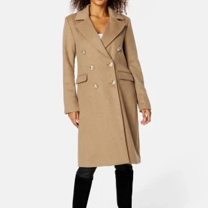 CHIARA FORTHI Milano kappa - Säljer en sprillans ny lyxig  Chiara Forthi kappa i helt ny skick, aldrig använd. Kappan är i normal storlek och har en rak passform med en beige melange färg! Pris går att diskutera!!