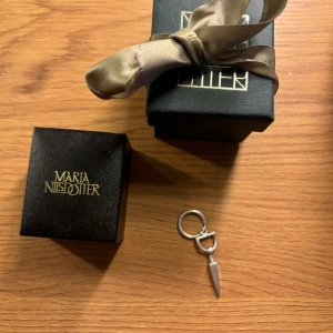 Maria Nilsdotter örhänge!  - Säljer mitt örhänge från Maria Nilsdotter då jag blivit mer en guldperson. Nyss nyputsad så ser helt ny ut och är i bra skick! Pris kan diskuteras vid snabbt köp❤️