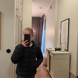 Höst/Vinter jacka - Nu säljer jag denna jättefina mango jackan som blivit för liten, är egentligen en höstjacka men använde den hela föra vintern, ej dun.💖