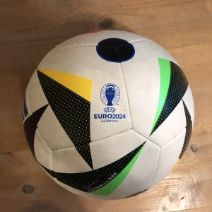 Uefa euro 2024 fotboll - Uefa euro 2024 germany fotboll size 5 fussballliebe. I bra skick, lite smutsig men den går lätt att tvätta