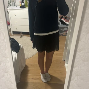 Svart kjol - Jättesnygg svart kjol med lite glitter på! Perfekt nu till hösten