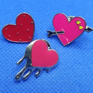 Pins - 3 Hjärtan - 3 pins hjärtan oanvänt. ✨️Titta igenom alla mina upplagda och köp fler saker i bundle för att spara på frakten och få allt du köpt i ett och samma paket✨️