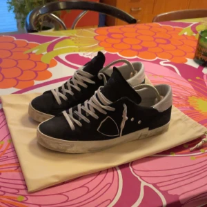 Philippe models  - Säljer nu mina models då storleken var för stor, ändå använt flera gånger med några defekter på sulorna.  Kom gärna med frågor elr funderingar! Priset är inte hugget i sten! Orginal låda hänger också med!!